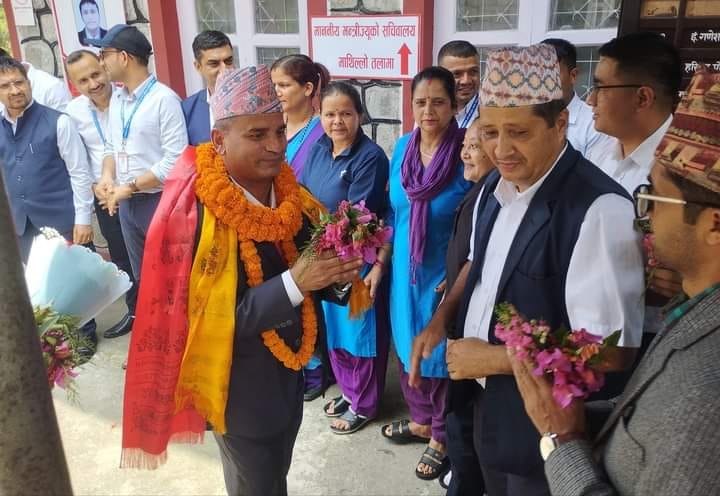 माओवादीले खोसेको सांसद पद अदालतले, मन्त्री पद मुख्यमन्त्री पाण्डेले फिर्ता दिए देवकोटालाई